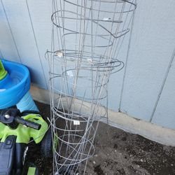 Plastic Pots & Tomato Cages