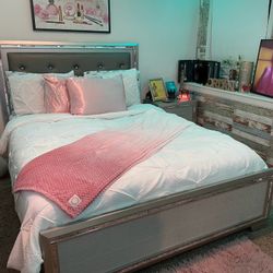 Queen Bedroom Set With Light Up Headboard 