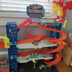 Hot Wheels Ultimate Garage w/ Dragon – Great Condition