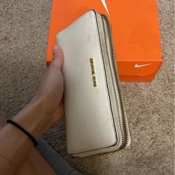 michael kors crème wallet
