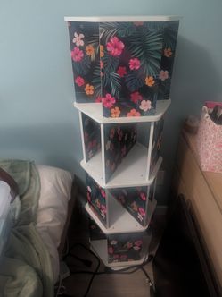 Rotating bookshelf