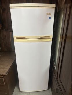 Danby Top-Freezer Refrigerator White