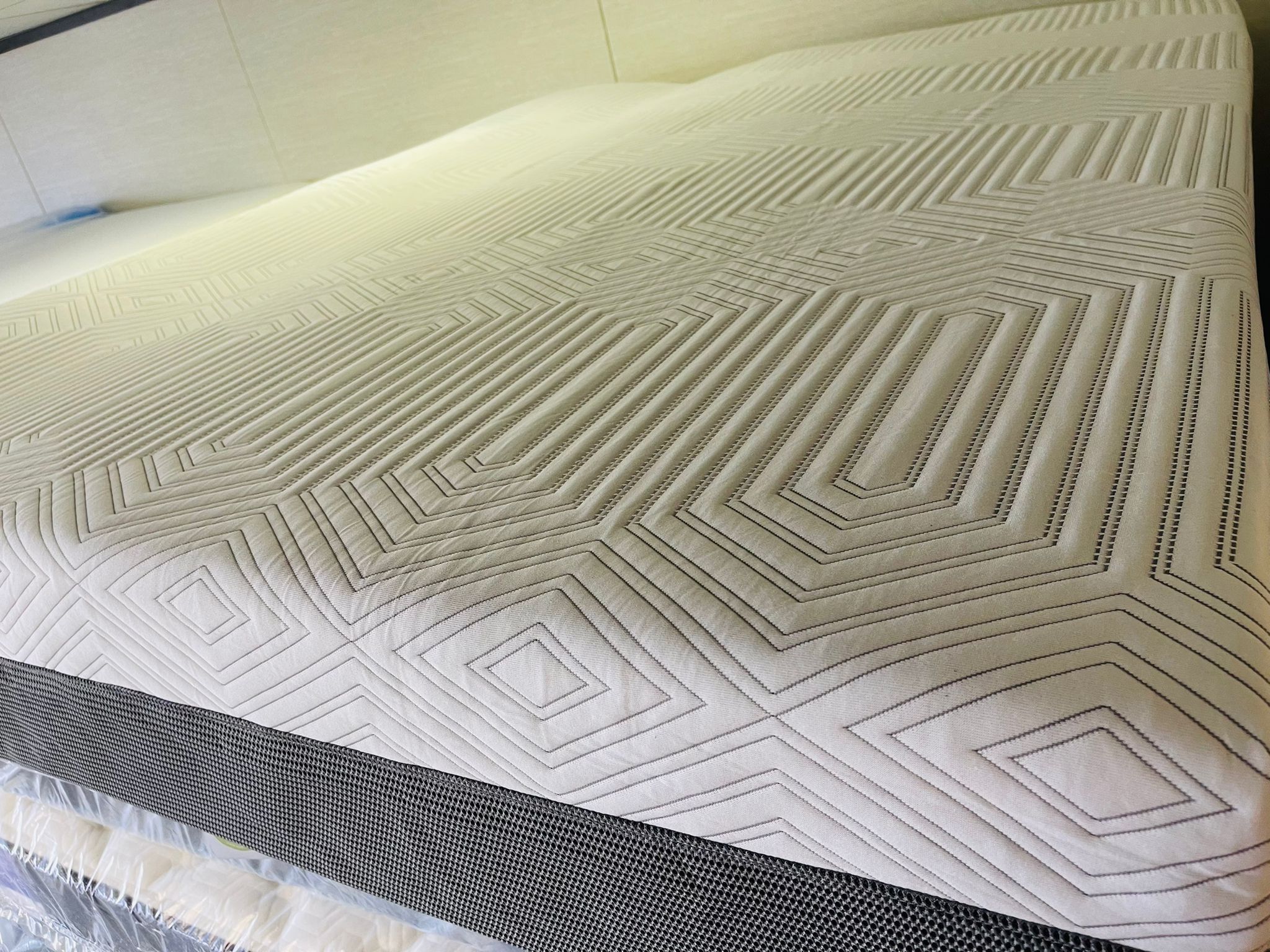 queen mattress memory foam snug