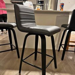 Bar Stools New in Original Packagings Set of 4 Mid Century Design With 360 Degree Swivel Function.