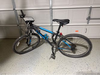 Trek 820 Mountain Bike with Phone Pouch & Bottle Holder