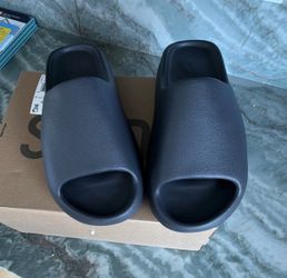 Black Yeezy slides size 10 men
