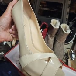 Woman. GUESS SHOES. SIZE 8. AS NEW. 