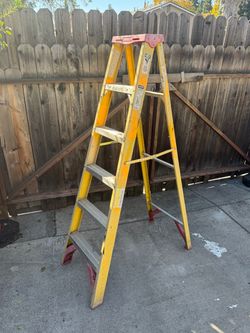 6-foot fiberglass step ladder