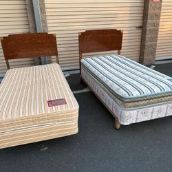 2 Twin Size Beds With Mattress/2 Camas Tamaño Individual Con Colchon 