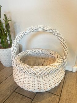 White Round Wicker Basket with Handle