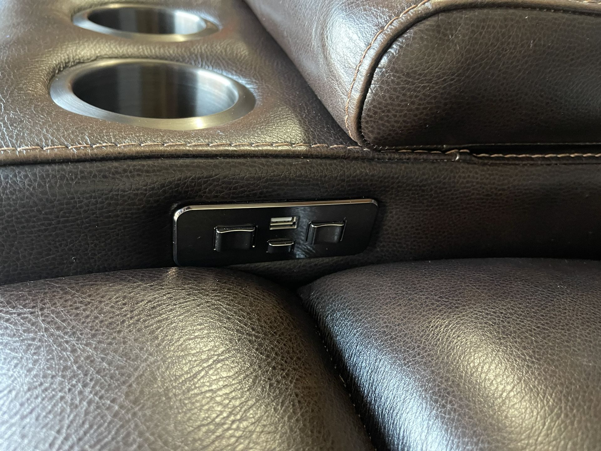 (NEW)Dunhill 3piece Leather Power Reclining Sectional with Power