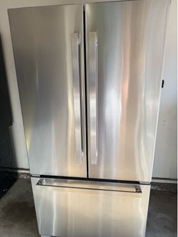 Jenn air Maytag top of the line fridge was a display model water and ice built in counter depth
