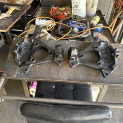 Right And Left Hand Spindle Knuckles Off A 2003 Chevy Silverado Z 71