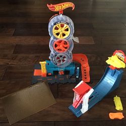 Hot Wheels Toy Ramp City Twist Monster Truck