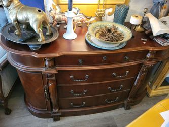 Solid wood buffet, perfect shape like new.