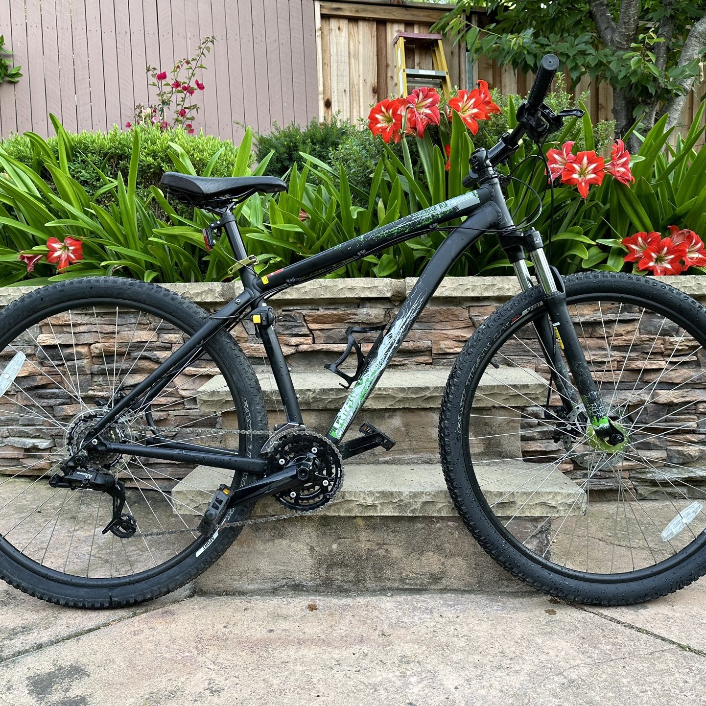 29 Specialized Hardrock Disc Bike for Sale in Sacramento CA