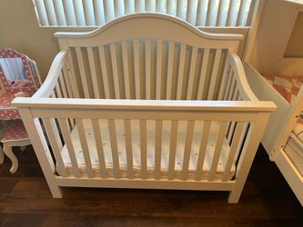Baby crib - high quality solid wood. Adjustable height.