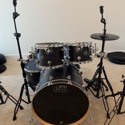 DW performace series 4 piece shell pack with 22” base drum