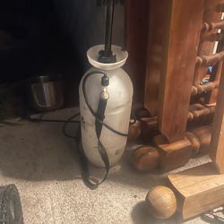 flea/tick pump sprayer with hose attached. WORKS