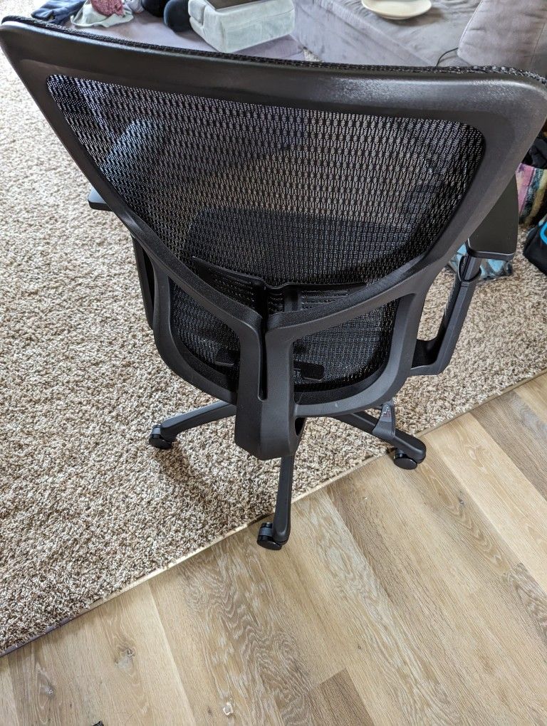 New Staples Kroy Ergonomic Chair for Sale in Seattle, WA OfferUp