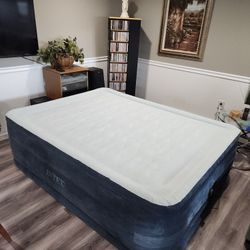 Brand New Intex Elevated Queen Airbed w/ Built-in Pump