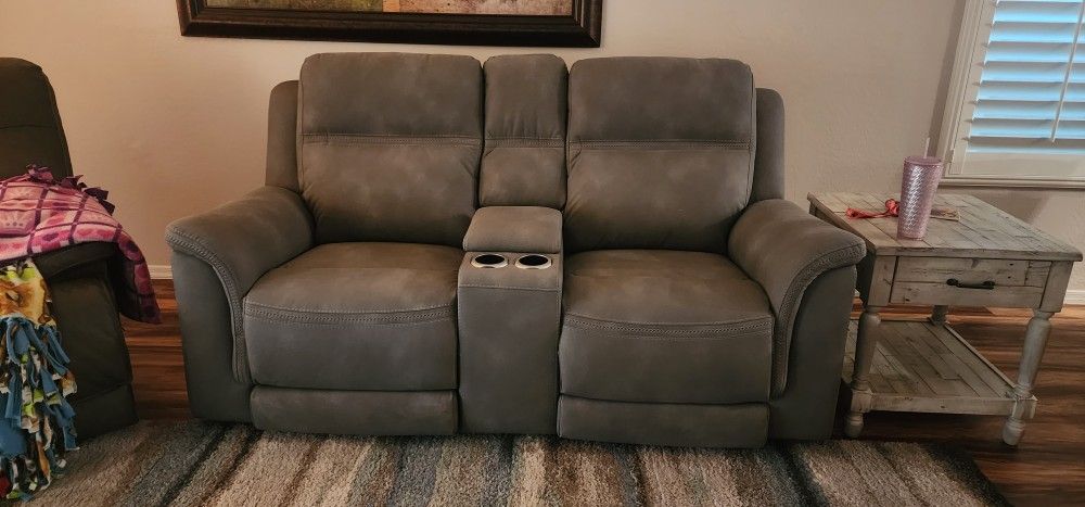 LIKE NEW- LOVESEAT Reclining W/console