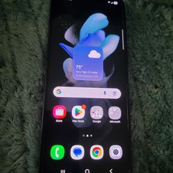 I Have Galaxy Z Flip4 For Sale I 2 Spot Ad Went U Using The Fone U Close It The Fone Go Off