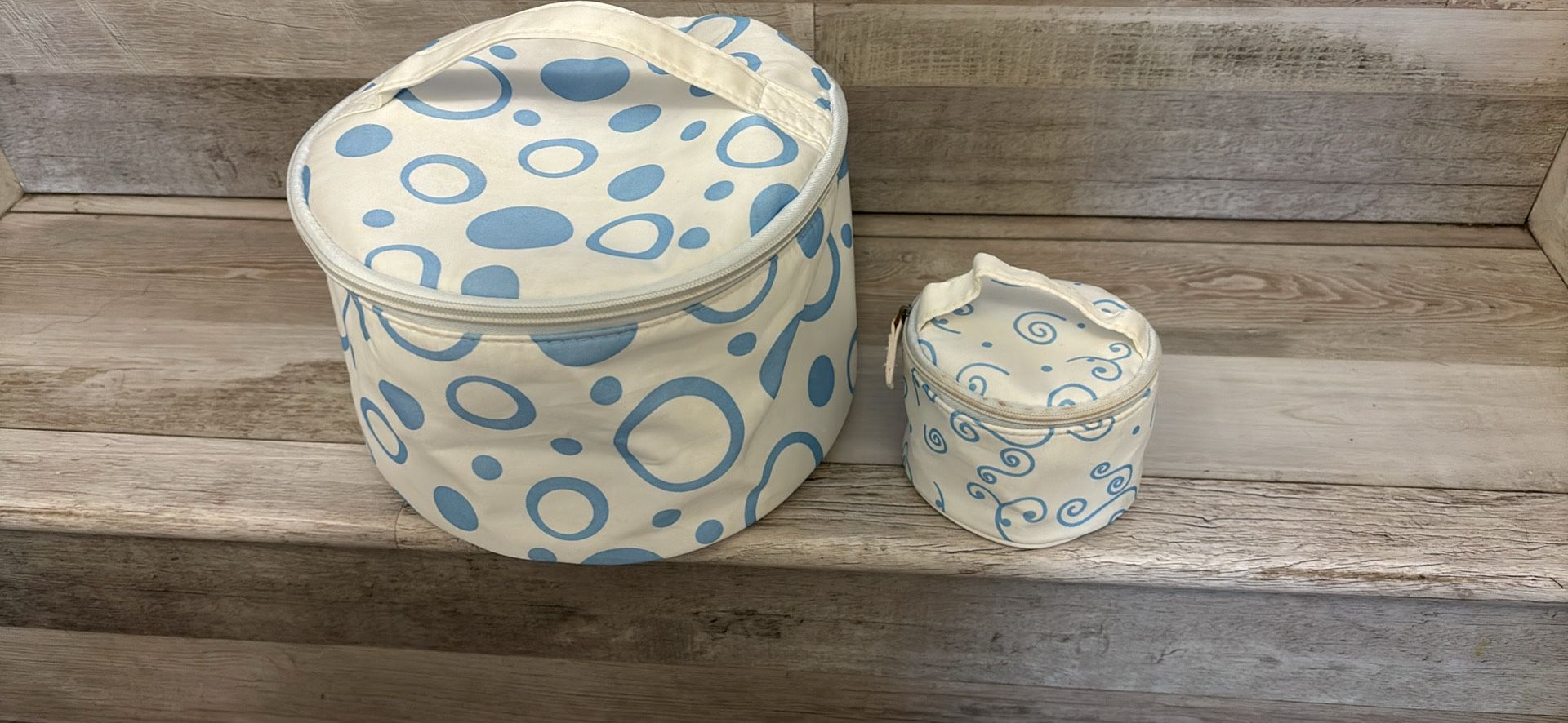 Set of 2 white and blue zipper cosmetic bags 9” And 3.5”