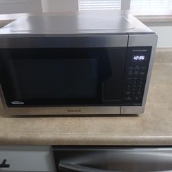 Panasonic twelve hundred watt inverter microwave