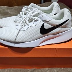 Nike Tanjun White/Black Size 11 Only Worn A Couple Time