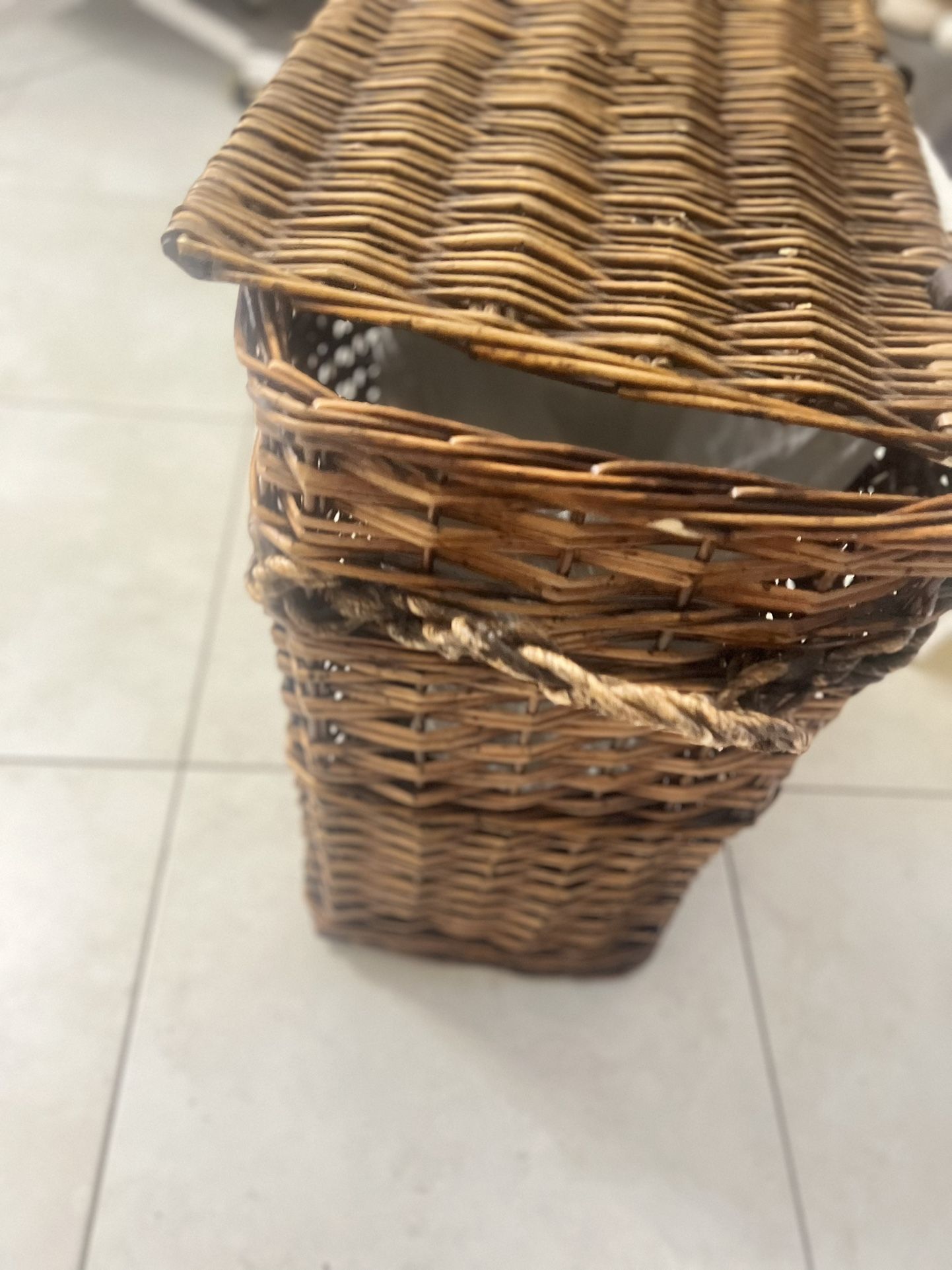 Wicker Laundry Basket with Lid – Rustic Style