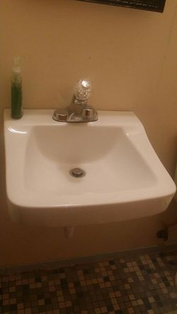 Bathroom sink With faucet