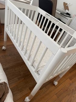 White wood infant crib
