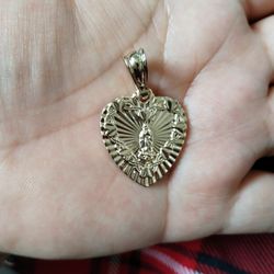 Gold Plated Pendant/Dije De Corazón Con Imagen De La Virgen De Oro Laminado 