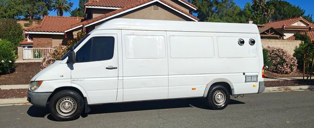 2005 Freightliner Sprinter 2500 (Diesel)