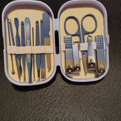 Compact Manicure Set