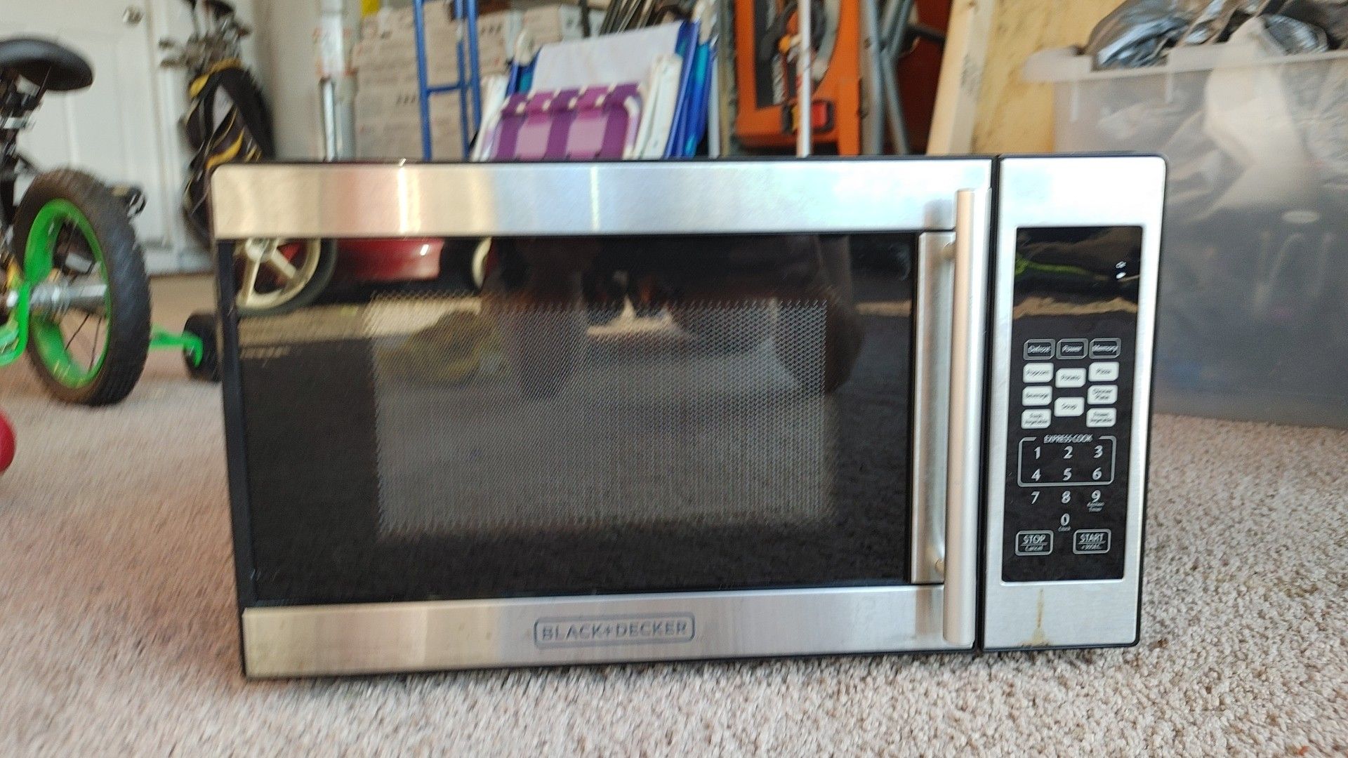 Black and decker microwave Free. In Good Condition