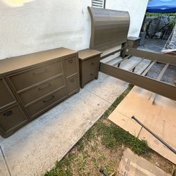 QUALITY LIKE NEW 5PC WOODEN KING BEDROOM SET CAN DELIVER LOCAL IF NEEDED