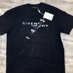 NEW GIVENCHY DESIGNER SHIRT 2025 SEASON. Sizes : Medium , Large  AND Small ⭐️⭐️⭐️⭐️⭐️