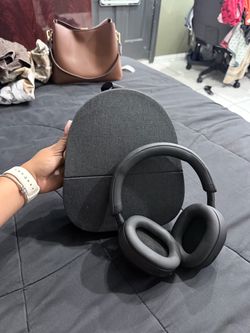 Black Sony WH-1000XM5