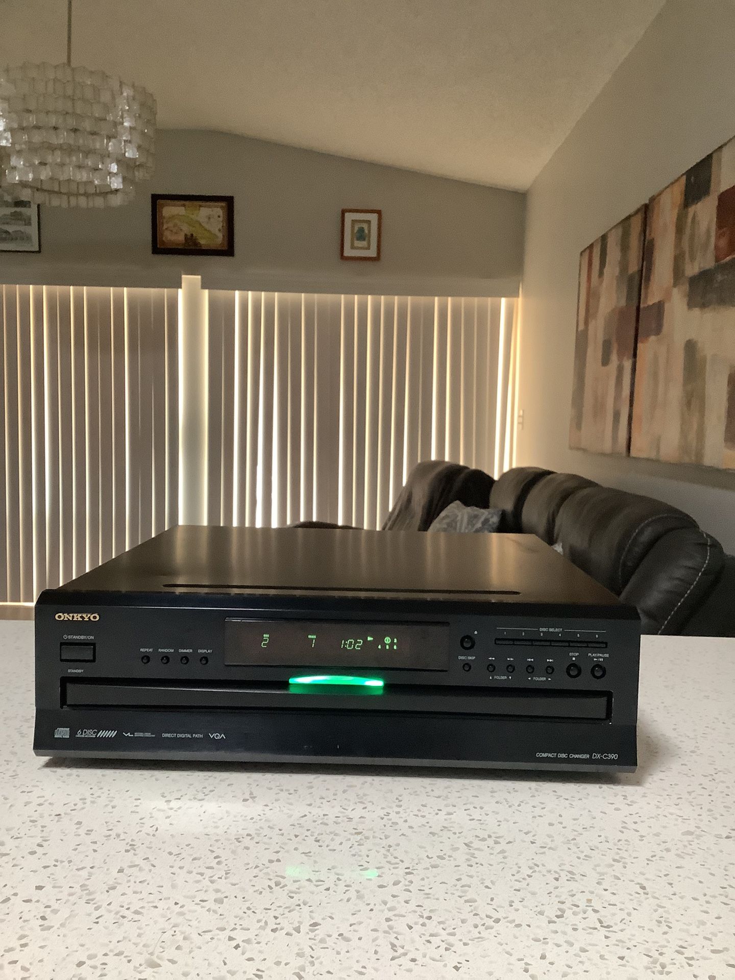 * ONKYO * HIGH QUALITY 6- DISC CD PLAYER WITH DIGITAL AND ANALOG OUTPUTS IN EXCELLENT CONDITION . MUST SEE TO APPRECIATE .