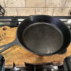 Vintage Pointed Handle Hammered Finished No 8 Cast Iron Skillet 