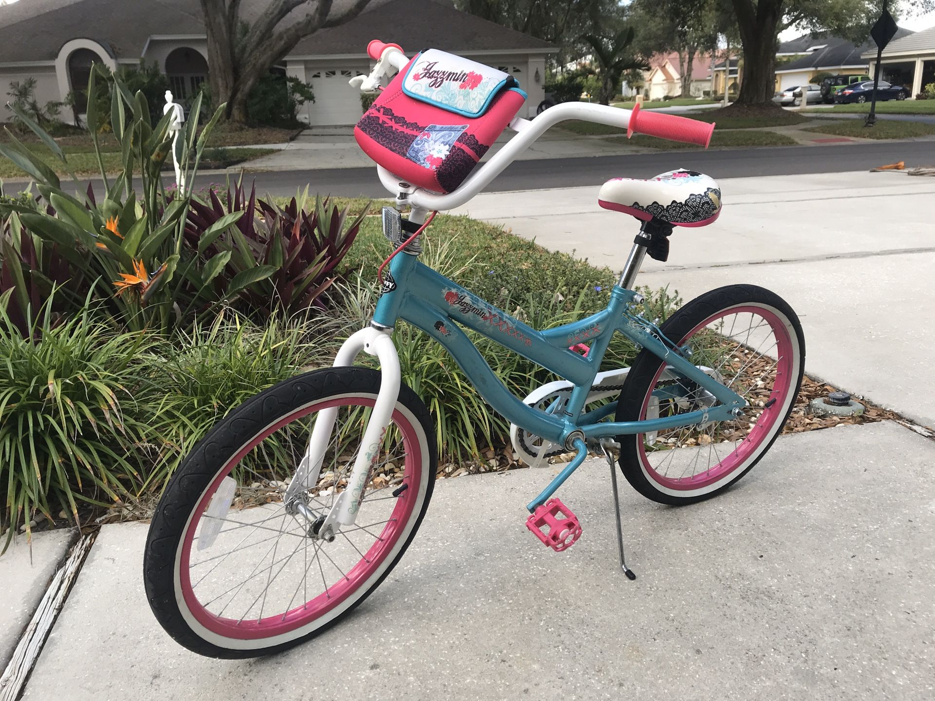 Huffy girls bike. 20” tires. Seat is worn a bit (see picture) otherwise in fine condition. Has a handlebar bag that attaches or removed with Velcro