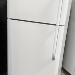 30” Top Freezer Refrigerator