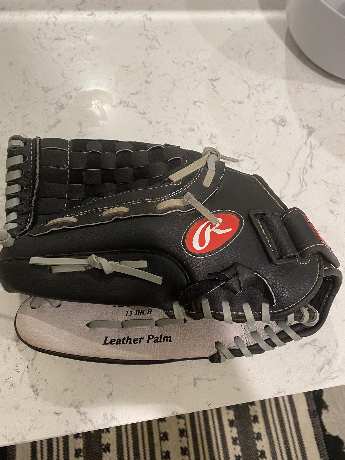 Rawlings Left handed Glove $25.00