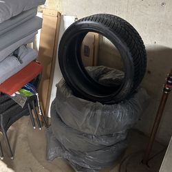 255 40 21 VREDESTEIN  Wintrac Snow Tires Like new 