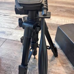 New Camera/Phone Tripod with Carrying Case