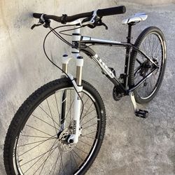 TREK XCALIBER SERIES 8 MOUNTAIN BIKE HYDRAULIC DISC BRAKES W / LOCKOUT