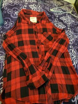 New without tags. cold shoulder shirt size medium, super cute for fall! 20$