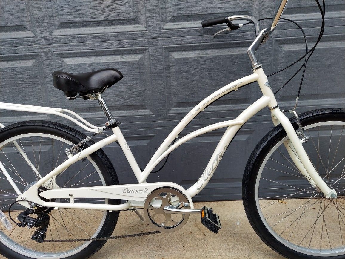 Electra Cruiser 7 Women’s Bike Size L , rear rack ,7 Speed. In Super Nice Conditions Looks like New